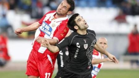 Del Olmo (Athletic( y Ortiz (Almería) disputan un balón