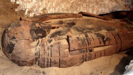 Sarcófago de madera hallado junto a otros féretros, momias y esqueletos de la XXVI dinastía en la necrópolis de Saqqara, al sur de El Cairo (Egipto), el 11 de febrero de 2009