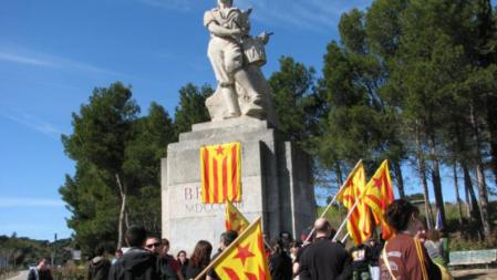 Concentración de distintos grupos independentistas, contra la presencia de la figura del Toro de Osborne en El Bruc