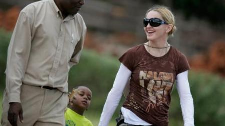 La cantante estadounidense Madonna visita Malawi junto a su hijo adoptado David Banda