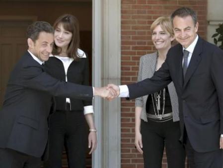 El presidente del Gobierno, José Luis Rodríguez Zapatero (d), saluda al presidente francés, Nicolas Sarkozy, en presencia de sus respectivas esposas, Sonsoles Espinosa (2d) y Carla Bruni, durante el encuentro que han mantenido en el Palacio de La Moncloa