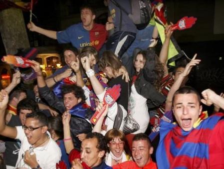 Aficionados celebran la victoria del Barça en el título de Liga