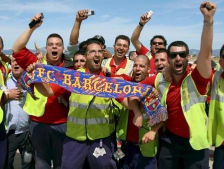 Operarios de pista del aeropuerto de Palma de Mallorca, recibieron con vítores a la plantilla del Barça