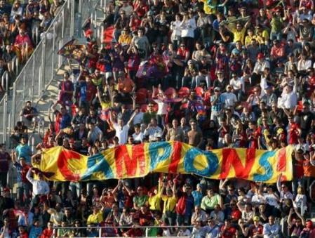 Aficionados del FC Barcelona muestran una pancarta con el lema 