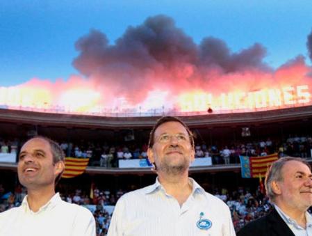 El presidente del PP, Mariano Rajoy; el presidente del PP de la Comunitat Valenciana, Francisco Camps (i), y el cabeza de lista popular al Parlamento Europeo, Jaime Mayor Oreja, durante el mitin celebrado en la Plaza de Toros de Valencia