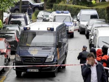 Agentes de la Ertzainza y de la Policía Nacional acordonan el lugar donde se produjo el atentado de ETA