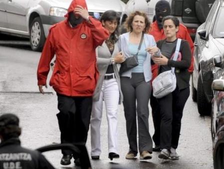 Dos familiares consuelan a la hermana (c) del inspector de Policía Eduardo Puelles García, asesinado por ETA, en Arrigorriaga (Vizcaya)