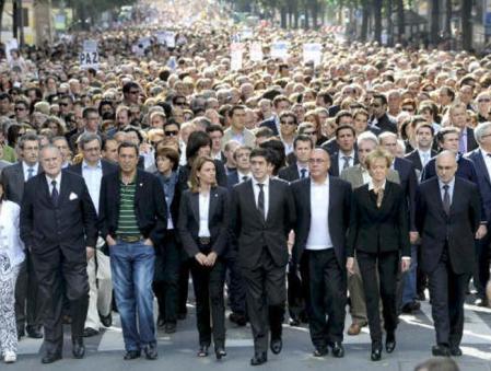 La presidenta del Parlamento vasco, Arantza Quiroga (5d); el lehendakari, Patxi López (4d); el presidente del Senado, Javier Rojo (3d); la vicepresidenta primera del Gobierno, María Teresa Fernández de la Vega (2d); y el consejero vasco de Interior, Rodolfo Ares (d), entre otras autoridades políticas, durante la manifestación convocada en Bilbao por el Gobierno Vasco