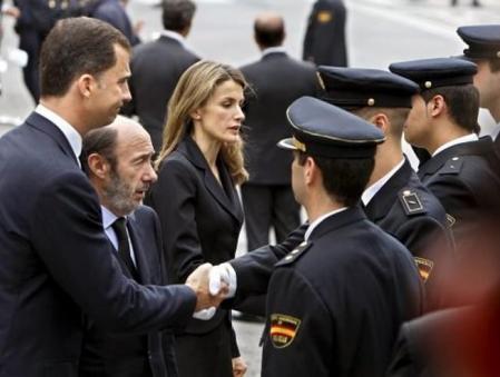 Los Príncipes de Asturias, junto al ministro del Interior, Alfredo Pérez Rubalcaba (2i), saludan a los compañeros del inspector del Cuerpo Nacional de Policía Eduardo Puelles García, asesinado ayer por ETA en Arrigorriaga (Vizcaya), a la entrada de la iglesia de San José, en el centro de Bilbao, donde se celebró hoy el funeral