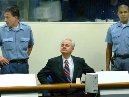 El ex presidente Milosevic sonriendo el segundo día de su juicio ante el Tribunal Penal Internacional de la Haya, el 13 de febrero del 2002, que afrontó sin abogado