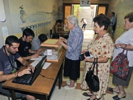 Vecinos de Arenys de Munt votan en la consulta sobre la autodeterminación de Catalunya con el apoyo de partidos y movimientos nacionalistas