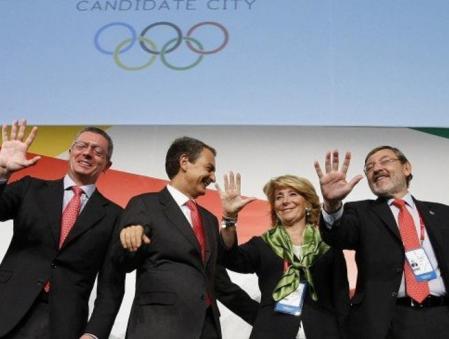 Rodríguez Zapatero saluda junto al alcalde de Madrid, Alberto Ruiz Gallardón; la presidenta de la Comunidad madrileña, Esperanza Aguirre, y el secretario de Estado para el Deporte, Jaime Lissavetzky