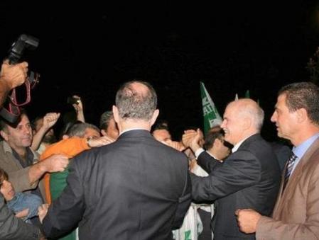 Yorgo Papandreu saluda a sus seguidores tras la concentración politica en la Plaza Aristóteles de Tesalónica, el martes