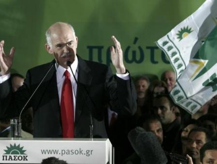 Papandreu se dirige a sus votantes en la sede central de su partido en el centro de Atenas tras consumar la victoria electoral del PASOK