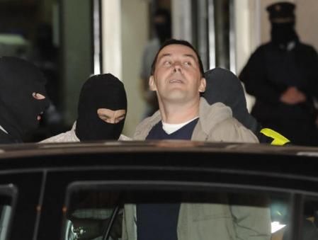 Arnaldo Otegi en el momento en que era introducido a uno de los coches de la Policía Nacional, tras ser arrestado por orden del juez Baltasar Garzón