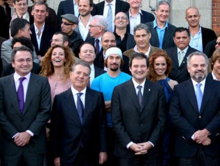 Foto de familia de los ganadores de los Ondas en el palacete Albeniz. Entre ellos, en primer plano, el conde de Godó, Javier Godó, y el alcalde de Barcelona, Jordi Hereu