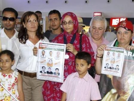 La presidenta de Coalición Canaria Claudina Morales (2i), visitó hoy en el aeropuerto de Lanzarote a la activista por los derechos del pueblo saharaui, Aminatu Haidar (c), que permanece en el centro a la espera de poder tomar un vuelo de regreso a El Aaiún, tras ser expulsada de Marruecos