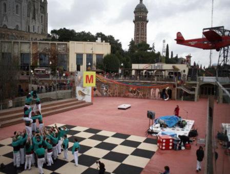 Castellers ofrecen una actuación durante la inauguración de la plaza-mirador del parque de atracciones del Tibidabo de Barcelona