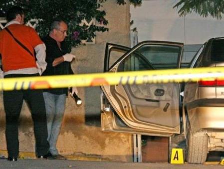 Noviembre. Día 24. Detenido el alcalde de Polop Juan Cano por la muerte de su antecesor, Alejandro Ponsoda (PP) ocurrido hace dos años en la puerta de su vivienda. Fotografía de archivo de la escena del crimen en octubre de 2007