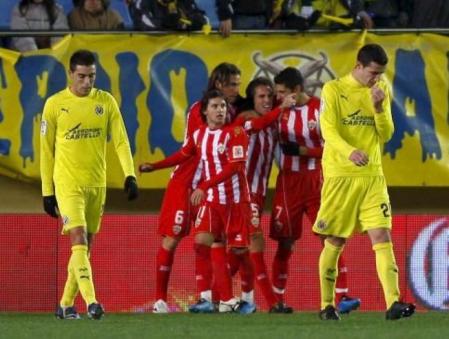 El jugador del Almería Corona (3d) celebra con sus compañeros el gol del empate conseguido ante el Villarreal durante el partido disputado en el estadio de El Madrigal
