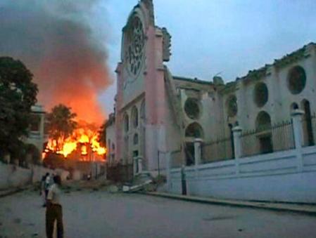 El terremoto ha dejado incendios en algunas edificaciones de la zona céntrica de Puerto Príncipe, tal como lo muestra la imagen