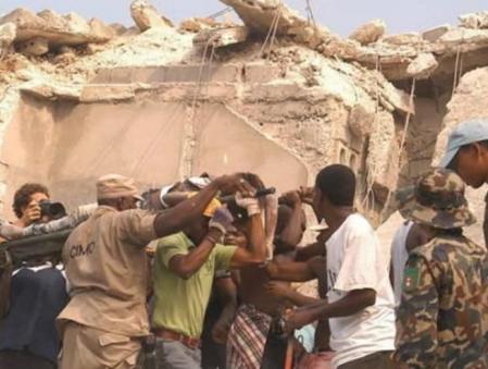 Varias personas que cargan a una víctima en Puerto Príncipe (Haití), tras el sismo de 7 grados de la escala Richter que sacudió al país más pobre de América