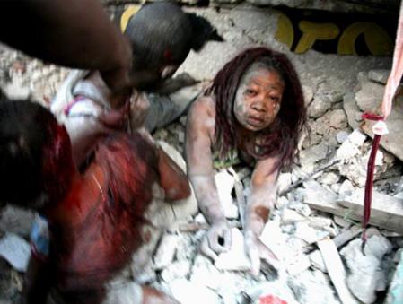 Una mujer en medio de los escombros en Puerto Príncipe (Haití), tras el sismo de 7 grados de la escala Richter que sacudió al país