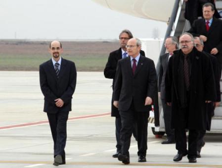 El 'president' Montilla, encabeza la comitiva de autoridades que han viajado en el airbus de Vueling que ha aterrizado en el aeropuerto de Lleida-Alguaire