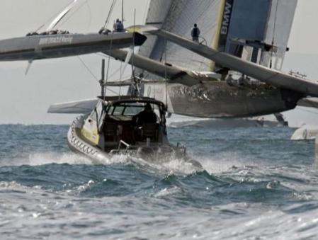 El trimarán del BMW-Oracle estadounidense al inicio de la primera regata de la 33ª edición de la Copa del América que se disputa en aguas de Valencia