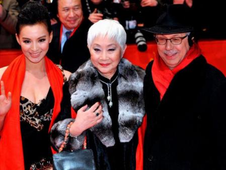 Las actrices chinas MonicaMo (i) y Lisa Lu, además del director de la Berlinale, Dieter Kosslick llegan a la premier de 