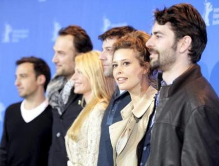 Los protagonistas de la película española 'El mal ajeno', del director de Oskar Santos, (d-i), Eduardo Noriega, la colombiana Angie Cepeda, Belén Rueda y Carlos Leal, posan junto al productor, el director español Alejandro Amenabar, a su llegada a la proyección de la cinta en la sección Panorama