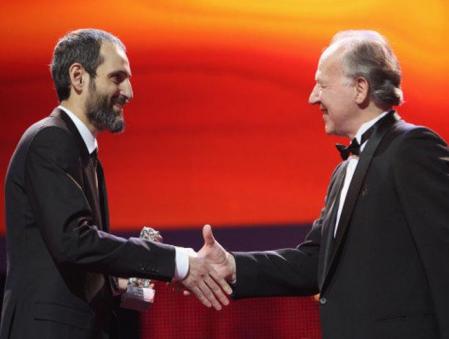 El presidente del jurado, Werner Herzog (derecha), entrega un premio al director Alexei Popogrebsky