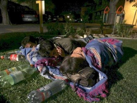 Un grupo de personas pasa la noche en una calle de Santiago de Chile tras el terremoto de 8,8 grados que afectó al país