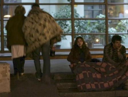 Un grupo de personas pasa la noche en una calle de Santiago de Chile tras el terremoto de 8,8 grados que afectó al país