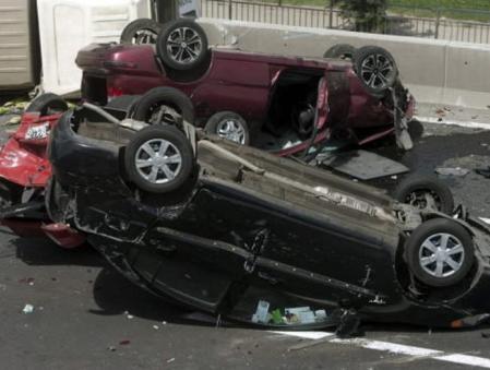 Vista de vehículos volcados en una carretera, en Santiago, tras el terremoto