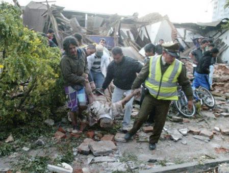 Un oficial de policía traslada el cuerpo de una víctima en la localidad de Talca, Chile