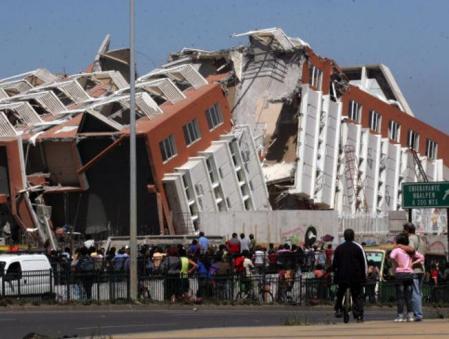 Vecinos de la ciudad de Concepción observan cómo quedó un edificio tras el seísmo