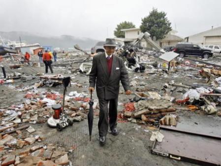 Pobladores de la ciudad de Talcahuano, cercana a la ciudad de Concepción (Chile), caminan por la plaza del puerto destruido por el maremoto tras el terremoto de 8,8 grados en la escala de Richter sacudió en la madrugada del pasado sábado el centro y sur del país
