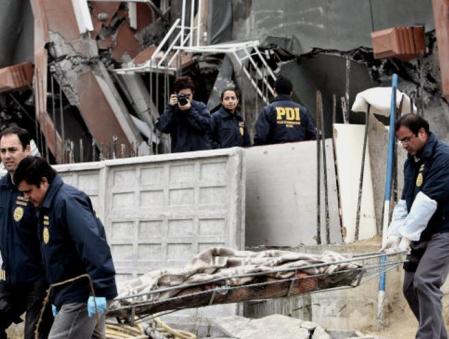 Personal de rescate de Chile traslada el cuerpo sin vida de un hombre hallado entre las estructuras afectadas de una torre, en la ciudad de Concepción (Chile). Un terremoto de 8,8 grados en la escala de Richter sacudió el sábado el centro y sur del país