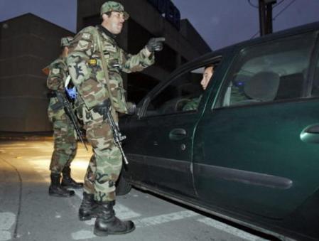 Soldados chilenos patrullan las calles de Concepción (Chile), donde se decretó el Estado de Excepción debido a los disturbios producidos tras el saqueo de supermercados. Un terremoto de 8,8 grados en la escala de Richter sacudió en la madrugada del sábado el centro y sur del país