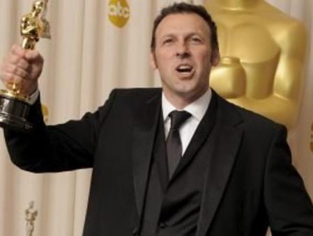 El italiano Mauro Fiore posa para los fotógrafos con su Óscar a la Mejor dirección fotográfica por 