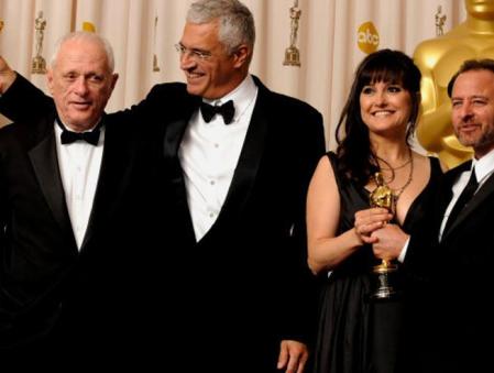 Rick Barry, Louie Psihoyos, Paula DuPres Pesman y Fisher Stevens posan con su Óscar al Mejor documental por 