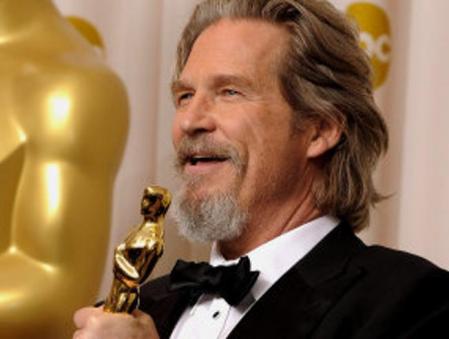 El actor estadounidense JeffBridges sostiene su premio Óscar al Mejor Actor en un Papel Principal en la película 