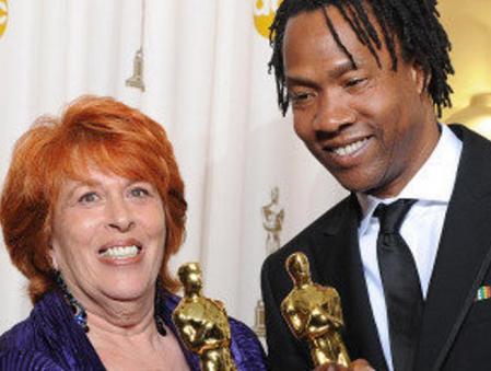Elinor Burkett y Roger Ross Williams posan las estatuillas como ganadores del Oscar al mejor corto documental