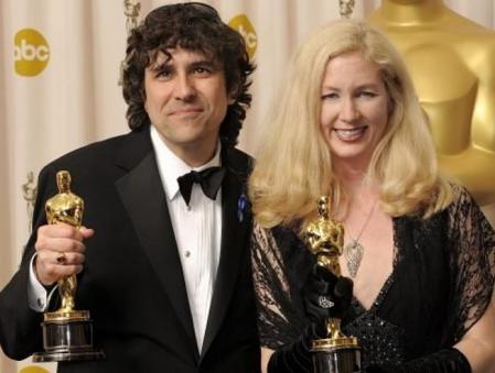 Bob Murawski (izquierda) y Chris Innis posan para los fotógrafos con sus Óscar a la Mejor Edición por la cinta bélica 'En tierra hostil'