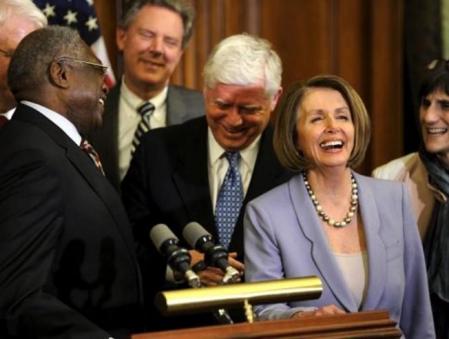 La presidenta de la Cámara de Representantes, Nancy Pelosi, bromea junto a algunos legisladores demócratas, después de que el Congreso aprobara la reforma del sistema sanitario en EE.UU.