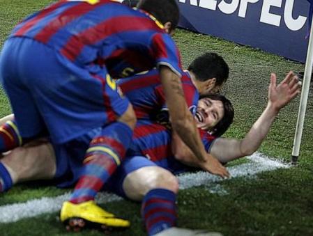 El delantero argentino del FC Barcelona, Lionel Messi (debajo), celebra la consecución de uno de sus goles frente al Arsenal