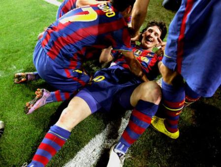 Lionel Messi es felicitado por sus compañeros tras conseguir el segundo de sus cuatro goles ante el Arsenal, en el Camp Nou