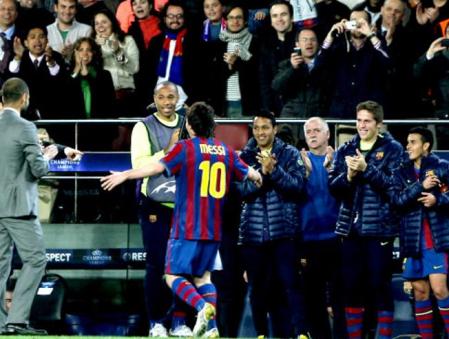 Todo el banquillo se levanta para celebrar con la figura del partido el crack argentino Lionel Messi, tras el cuarto gol del FC Barcelona al Arsenal inglés
