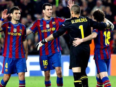 Los jugadores del FC Barcelona, el argentino Rafael Márquez, Sergio Busquets, el portero Víctor Valdés y el argentino Gabriel Milito se felicitan tras ganar 4-1 al Arsenal